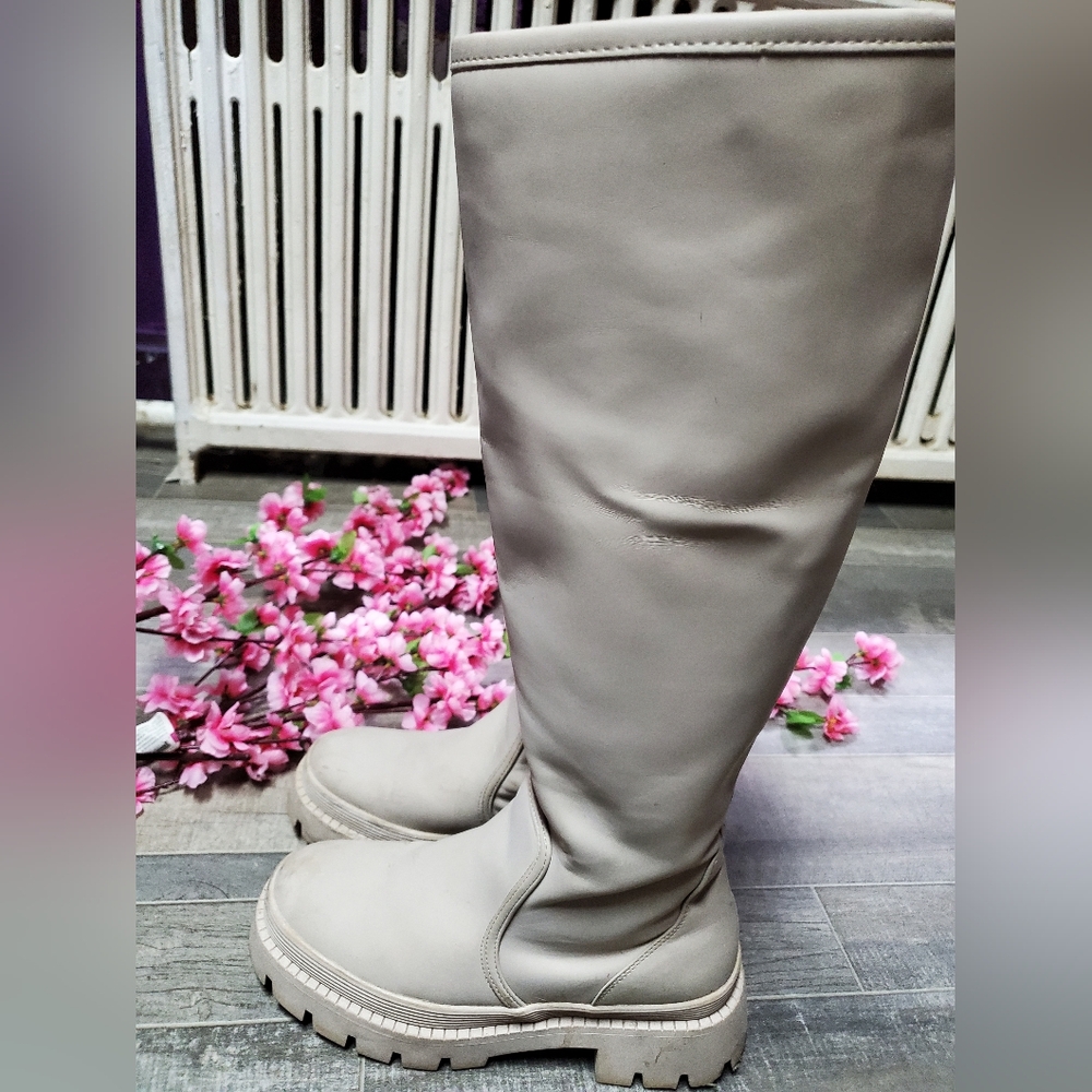CASSIETTA off-white/light grey knee high boots -- Size 7
